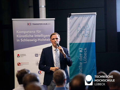 Prof. André Drews leitet durch die Night of AI. Foto: TH Lübeck 