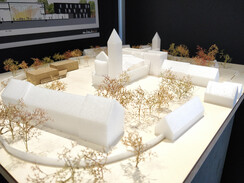 Ausstellungsobjekt 4 Objekt zeigt eine Kirche und umliegende Häuser
