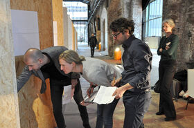 Stefan Wehrig, Sarah Handtke, Tobias Mißfeldt und Nele Kraeher bei der Begutachtung der Erstsemesterarbeiten. Foto: TH Lübeck