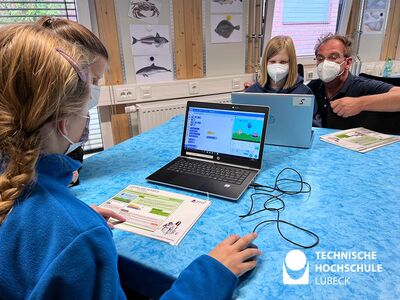 Zwei Mädchen Programmieren mit Hilfestellung eine Geburtstagskarte, die sogar Musik macht! Foto: TH Lübeck