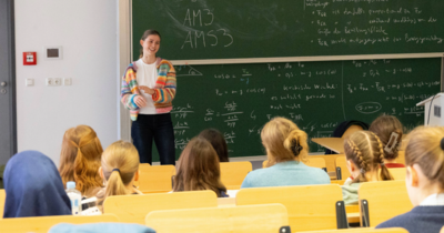 Studentin in Hörsaal  Eine Studentin in einem Hörsaal