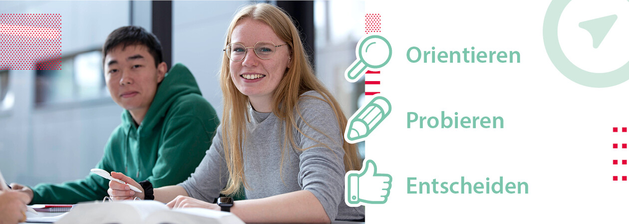 Studierende Zwei Studierende lächeln in die Kamera. Orientieren, Probieren und Entscheiden steht daneben.