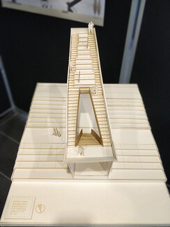 Ausstellungsobjekt 18 Plattform die aus zwei aufeinanderfolgenden Treppen besteht