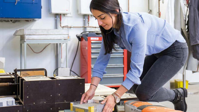 Eine Studentin in der Materialprüfanstalt (MPA) Schleswig-Holstein an der TH Lübeck