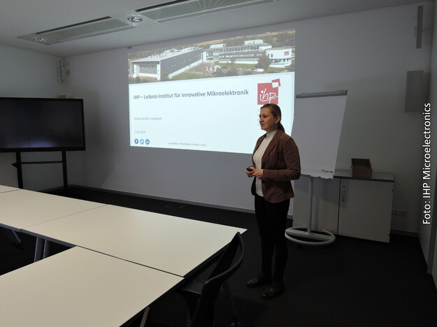 IHP-Mitarbeiterin M.A. Anne-Kristin Jentzsch informiert über die aktuellen Forschungsthemen am Institut und die Möglichkeiten für Praktika, Bachelor- und Masterarbeiten. Foto: IHP Microelectronics
