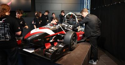 Die Gäste können sich den neuen Rennwagen direkt ansehen.