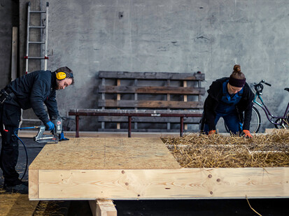 Die Wandeinheiten werden mit Stroh gedämmt. Foto: Mohammed Akel