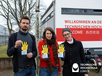 Carsten Mildner (l.), Diversitätsbeauftragter der TH Lübeck, Daphne Reim, Gleichstellungsbeauftragte der TH Lübeck und Stefanie Prüss, Beraterin für Studentisches Leben beim Studentenwerk SH präsentieren die neue Kampagne des Studentenwerks „Nein heißt Nein“