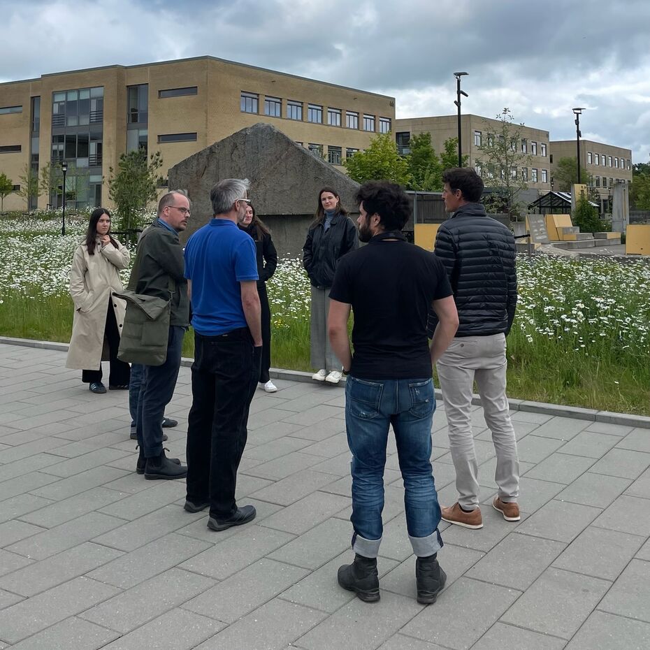 6 Personen stehen im Kreis