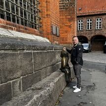 Mann steht vor Teufelsfigur
