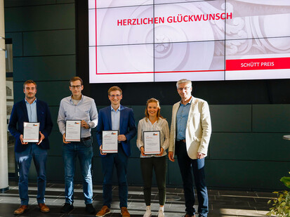 Gruppenfoto PreisträgerInnen Bild zeigt 5 Personen und vier halten jeweils eine Urkunde in den Händen