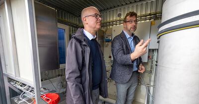 Umweltminister Tobias Goldschmidt und Prof. Dr.-Ing. Kai Wellbrock stehen in einem der Container der Pilotanlage zur vierten Reinigungsstufe.