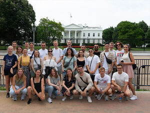 Eine Gruppe von jungen Menschen vor dem Weißen Haus 