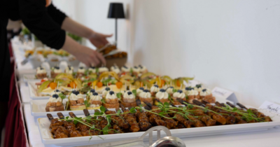 Catering auf einem langen Tisch aufgereiht