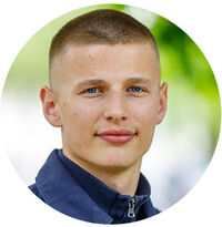 Auf dem Bild ist ein Absolvent aus dem Studiengang zu sehen