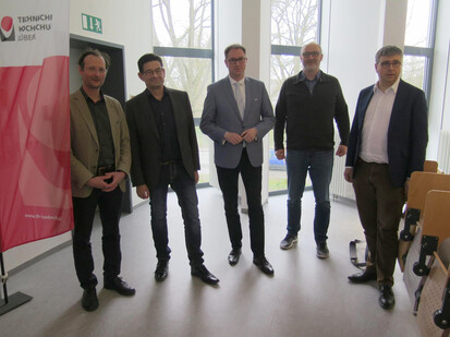 Gruppenfoto mit dem Bürgermeister 5 Personen stehen nebeneinander und lächeln für die Kamera