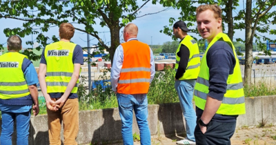 5 Menschen in Warnwesten