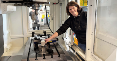 Studentin an Fräsmaschine
