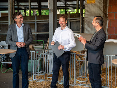 Prof. Frank Schwartze, Prof. Maximilian Schüler und Frank Osterwald bei der Förderbescheidübergabe im Lehr- und Versuchszentrum Futterkamp. Foto: EKSH/Henrik Matzen