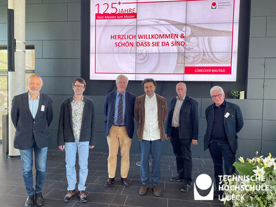 Geballte Kompetenz beim Lübecker Bautag am 3. Juni 2022: Prof. Walter Angonese, Martin Klopfenstein, Prof. em. Hans Kohlhoff, Prof. Michael Locher, Prof. Dieter Schnell, Prof. Walter Angonese (von links). Foto: TH Lübeck. 