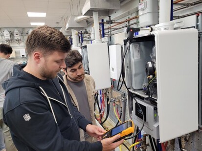 NGB-Studierende führen weitere Messungen an Gasbrennwertthermen durch.
