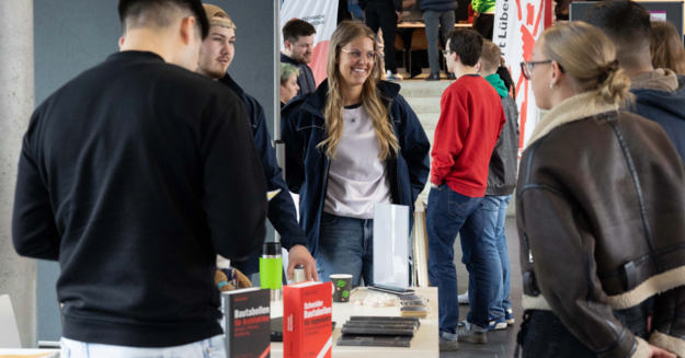 Gespräch am Messestand.