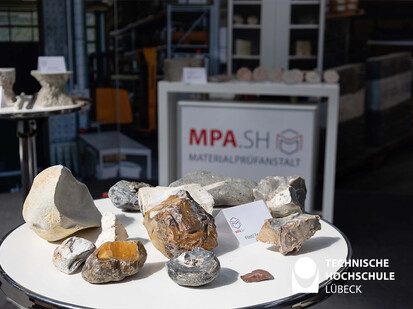 Flint und Feuersteine der Materialprüfanstalt Diverse Steine liegen auf einem Tisch