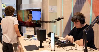th_luebeck_dlc_medienproduktion Jugendliche machen Tonaufnahmen