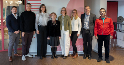 Gruppenfoto: Acht Personen der Delegation stehen nebeneinander.