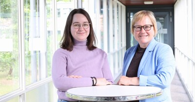 Aileen Ripp und Yvonne Plaul stehen im Flur vor einem Tisch.