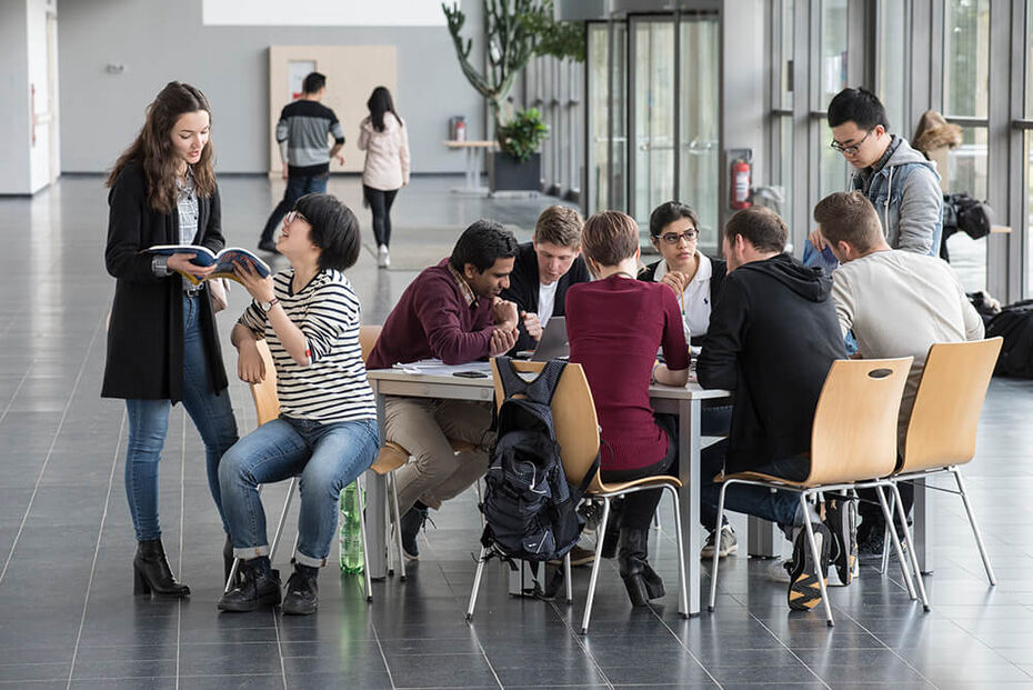 Internationale Studierende arbeiten gemeinsam in der moderner Umgebung an der TH Lübeck