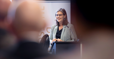 Eine Frau hält eine Rede