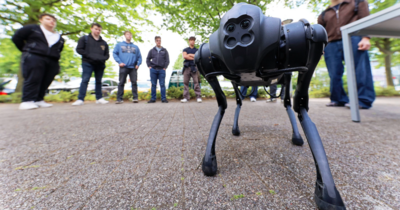 Ein Roboterhund und im Hintergrund Menschen