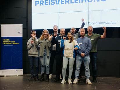 Teampreis für das Team Hansestadt Lüneburg Mehrere Personen stehen jubelnd nebeneinander
