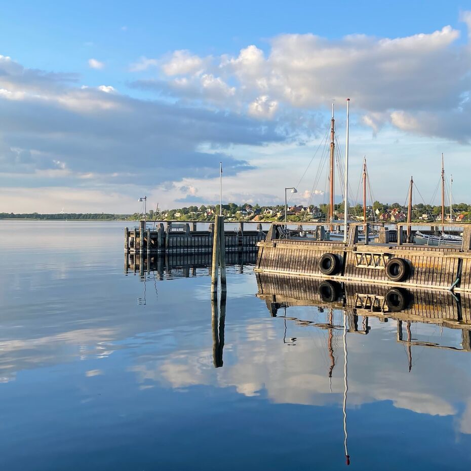 Bild zeigt blaues Meer mit Anlegehafen
