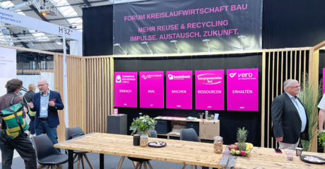 Ein Messestand mit Menschen 