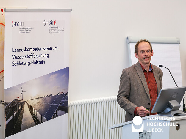 Professor stellt neues Methanisierungsverfahren von Wasserstoff vor Professor am Rednerpult
