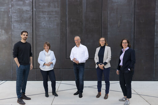 5 Personen stehen nebeneinander