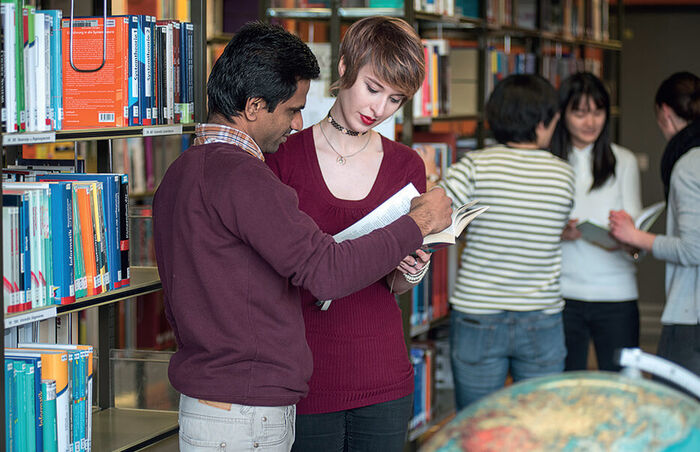 Internationale Studierende in der Hochschulbibliothek der TH Lübeck