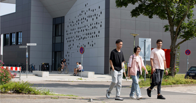 Eine Gruppe von Studierenden auf dem Campus