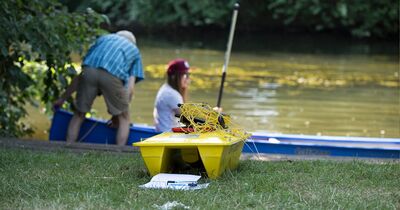 Eine junge Frau sitzt in einem Boot auf einem Fluss.