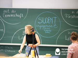 Sara Weber, Fachschaftsvorsitzende Studiengang Psychologie der UzL leitet durch das Panel "Student Engagement". Foto: TH Lübeck 