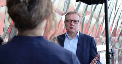 Professor Hellbrück wird von einer Frau interviewt.