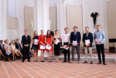 Die Jahrgangsbesten: v.l.: Prof. Dr. Marc-Andreas Prill, Vorsitzender, Margaretha Albers, Eileen Anne Boerner,   Jana Esselborn, Agnes Gogollok, Anton Bendix Brodmann, Torben Krohn, Gerald Sönke Krepinsky und Felix von Warburg. Foto: TH Lübeck/N. Gawlik
