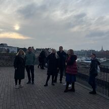 7 Personen gucken in eine Richtung
