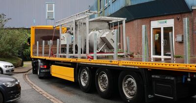 Ein Lkw transportiert den Turm der Pilotalanlage.