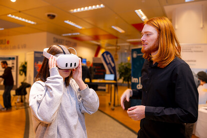 KI in der virtuellen Realität Eine Person trägt VR Brille und die andere erklärt dazu