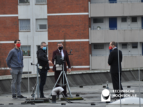 Schauen sich gemeinsam die Wetterstation der Batic Schule an (v.l.n.r.): TH Lübeck Student Max Sternitzke, Fachlehrer Andre Adam, Stefan Dräger und Informatikprofessor Dr. Stefan Krause. Foto: TH Lübeck 