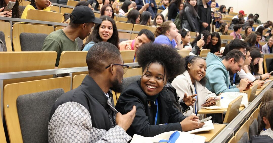 Viele Studierende sitzen im Hörsaal des Audimax.