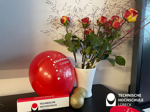 Geschenke für die Teilnehmerinnen Luftballon, Blumen, goldene Christbaumkugeln